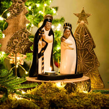 Carica l'immagine nel visualizzatore di Gallery, PRESEPE PORTALUMINO AUREOLE IN CERAMICA CHULUCANA