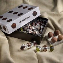 Carica l'immagine nel visualizzatore di Gallery, SFERE DI CIOCCOLATO RIPIENE FONDENTE E PISTACCHIO