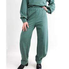 Carica l'immagine nel visualizzatore di Gallery, PANTALONE TAGETE, FELPA DI COTONE BIO, VERDE SALVIA