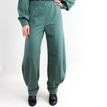 Carica l'immagine nel visualizzatore di Gallery, PANTALONE TAGETE, FELPA DI COTONE BIO, VERDE SALVIA