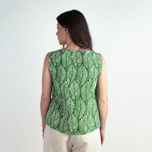 Carica l'immagine nel visualizzatore di Gallery, TOP WASABI COTONE STAMPA FOGLIE TROPICALI