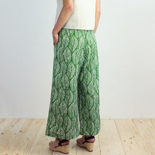 Carica l'immagine nel visualizzatore di Gallery, PANTALONE NINA COTONE STAMPA FOGLIE TROPICALI