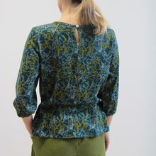 Carica l'immagine nel visualizzatore di Gallery, BLUSA SEDUM VISCOSA STAMPATA BLU-VERDE
