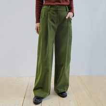 Carica l'immagine nel visualizzatore di Gallery, PANTALONE LIMONIUM VELLUTO A COSTE VERDE OLIVA