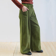 Carica l'immagine nel visualizzatore di Gallery, PANTALONE LIMONIUM VELLUTO A COSTE VERDE OLIVA