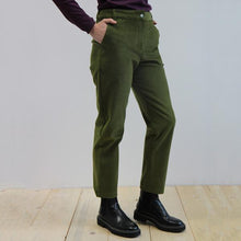 Carica l'immagine nel visualizzatore di Gallery, PANTALONE ERICA VELLUTO A COSTE VERDE OLIVA