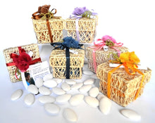 Carica l'immagine nel visualizzatore di Gallery, Portaconfetti romantico bouquet