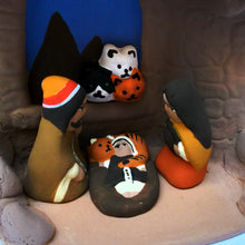 Carica l'immagine nel visualizzatore di Gallery, PRESEPE TRA I GATTINI TERRACOTTA