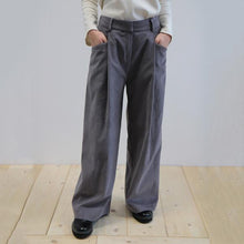 Carica l'immagine nel visualizzatore di Gallery, PANTALONE LIMONIUM VELLUTO A COSTE GRIGIO
