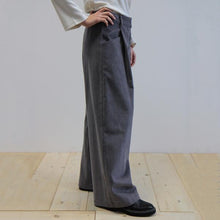 Carica l'immagine nel visualizzatore di Gallery, PANTALONE LIMONIUM VELLUTO A COSTE GRIGIO
