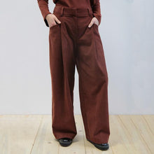 Carica l'immagine nel visualizzatore di Gallery, PANTALONE LIMONIUM VELLUTO A COSTE TERRACOTTA
