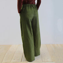 Carica l'immagine nel visualizzatore di Gallery, PANTALONE LIMONIUM VELLUTO A COSTE VERDE OLIVA
