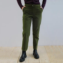 Carica l'immagine nel visualizzatore di Gallery, PANTALONE ERICA VELLUTO A COSTE VERDE OLIVA
