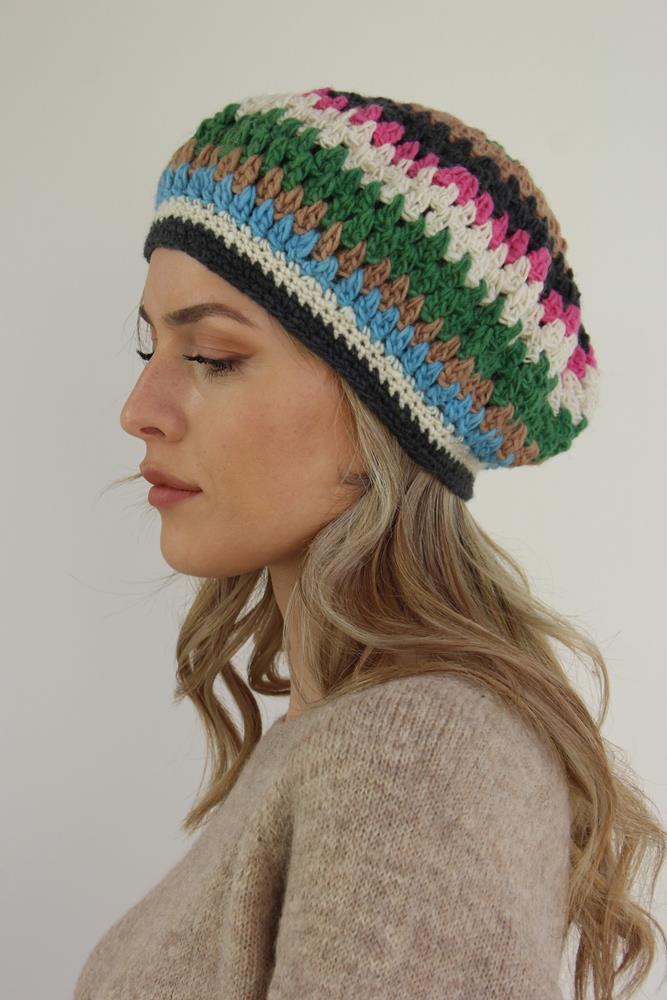 BERRETTO CROCHET. LANA. RIGHE MULTICOLORE. TU