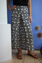 Carica l'immagine nel visualizzatore di Gallery, PANTALONE ANUPOMA NERO
