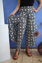 Carica l'immagine nel visualizzatore di Gallery, PANTALONE ANUPOMA NERO
